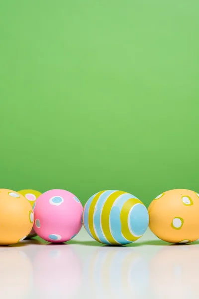 Huevos de Pascua pintados con espacio de copia sobre fondo — Foto de Stock