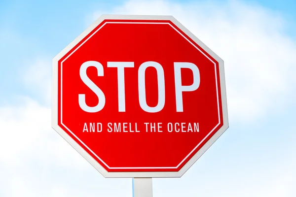 "Stop and smell the Ocean" traffic sign in southern California — Stock Photo, Image