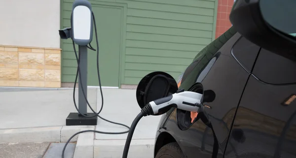 Электрический автомобиль зарядки — стоковое фото