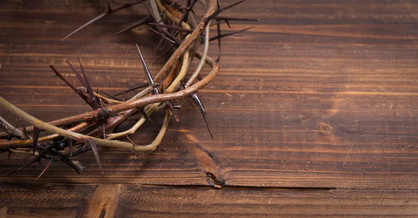 Corona de espinas sobre fondo de madera - Pascua —  Fotos de Stock