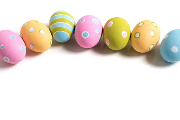 Huevos de Pascua decorados sobre un fondo blanco —  Fotos de Stock