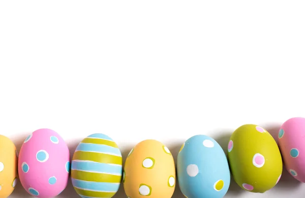 Huevos de Pascua decorados sobre un fondo blanco —  Fotos de Stock