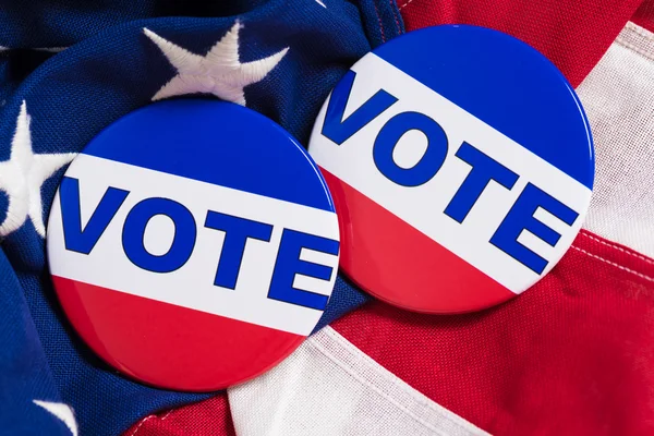 "VOTE "botón o pin en una bandera americana —  Fotos de Stock