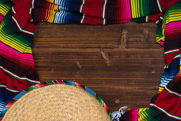 Мексиканское одеяло Собреро и Серапе на деревянном фоне с копом
