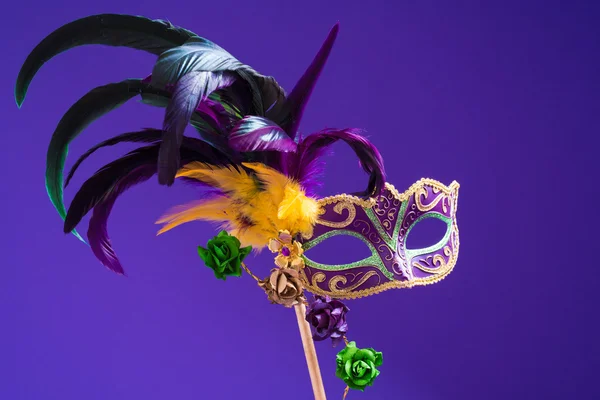 Mardi Gras ou masque de carnaval sur fond violet — Photo