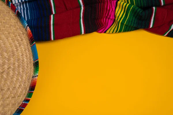 Meksykańskie Sobrero i Serape koc na żółtym tle z cop — Zdjęcie stockowe