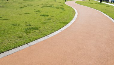 Bir parkta bir yürüyüş yolu