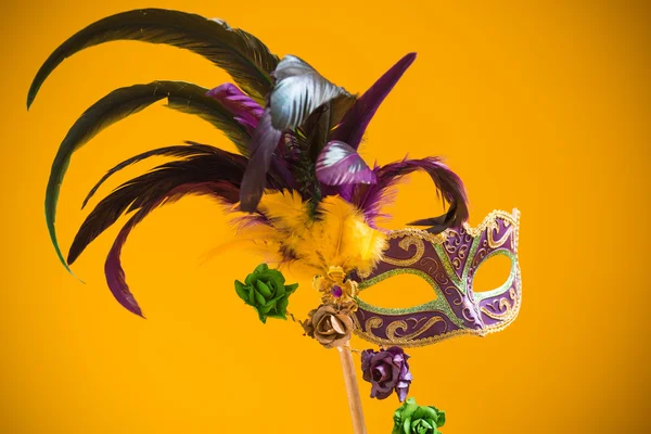 Mardi Gras maska na żółtym tle — Zdjęcie stockowe