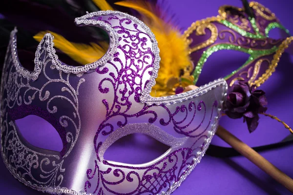 Mardi gras oder Karnevalsmaske auf violettem Hintergrund — Stockfoto