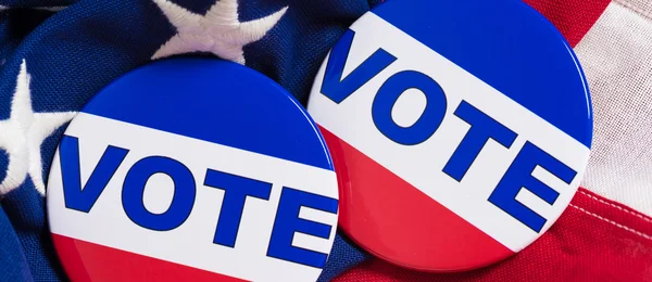 "VOTE "botón o pin en una bandera americana —  Fotos de Stock