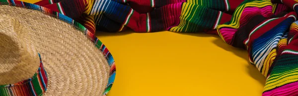 Mexican Sobrero and Serape blanket on yellow background with cop — Stock Photo, Image