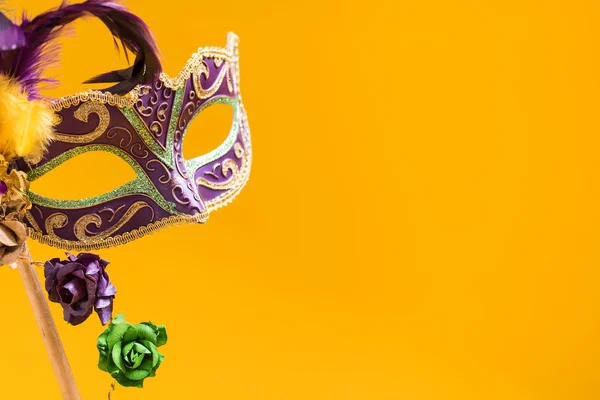 Mardi Gras Máscara em fundo amarelo — Fotografia de Stock