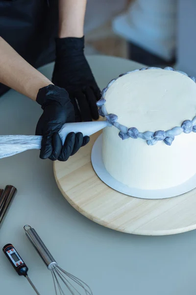 Instruções Para Decorar Bolo Confeiteiro Guarda Nata Cor Lilás Perímetro — Fotografia de Stock