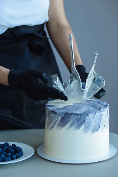 Pasta süsleme talimatları. Şekerci şeffaf izomalt kasesini pastanın üstüne koyar. Adım adım fotoğraf talimatları. 8. Adım.