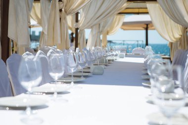 Kutlama için deniz ya da okyanus kenarındaki çadırda bardak ve çatal bıçaklarla servis edildi. Düğün gününüzde gemide harika bir akşam yemeği. Yaz tatili