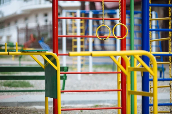 Parque Infantil Con Equipamiento Colores Vivos Patio Casa Con Anillos — Foto de Stock