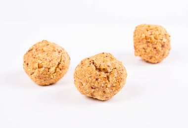 Üç yuvarlak ev yapımı tatlı fındık, baharat, kurutulmuş meyve ve baldan yapılır. Sağlıklı yaşam tarzı ve düzgün beslenme. Tatlı yakın plan çekilir ve odak noktası vurgulanır.