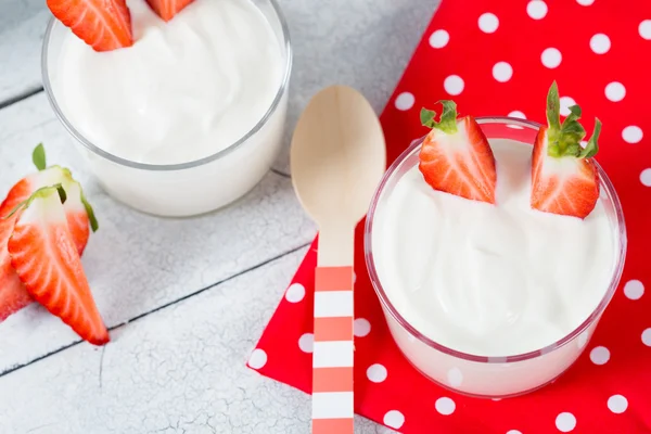 A йогурт Полуниця — стокове фото