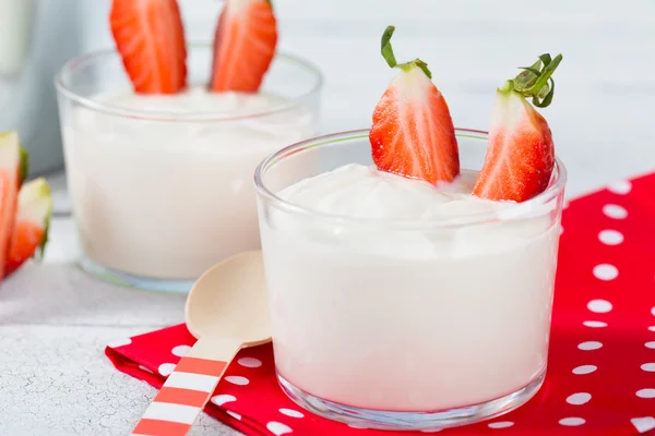 A Jogurt truskawkowy — Zdjęcie stockowe