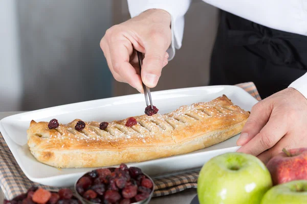 Chef finissant son gâteau — Photo