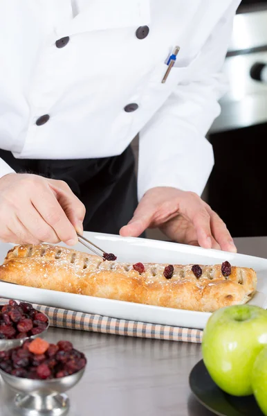 Chef finissant son gâteau — Photo