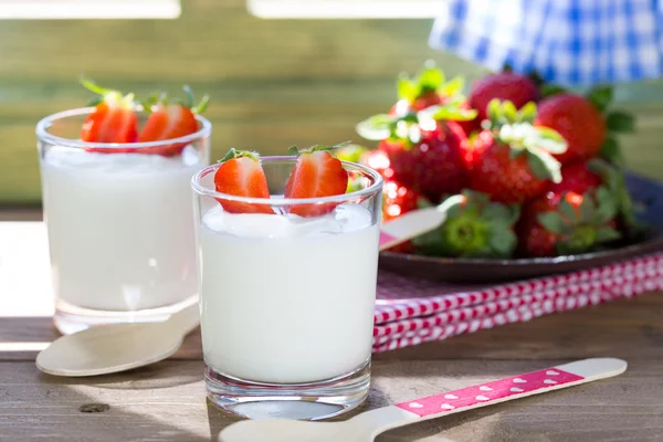 Yogurt dengan stroberi — Stok Foto