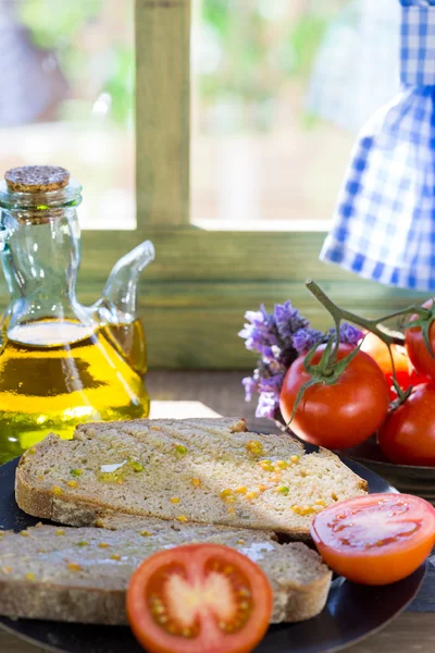 Pan con tomate y aceite —  Fotos de Stock