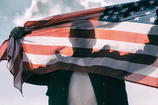 adam Amerikan bayrağı ile