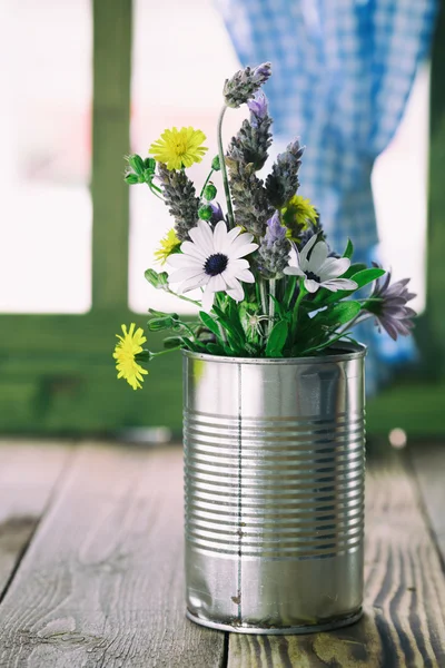 Lata de lata com flores — Fotografia de Stock