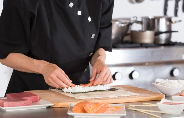 Koch bereitet Sushi zu — Stockfoto