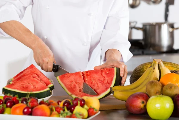 Chef-kok met vruchten — Stockfoto