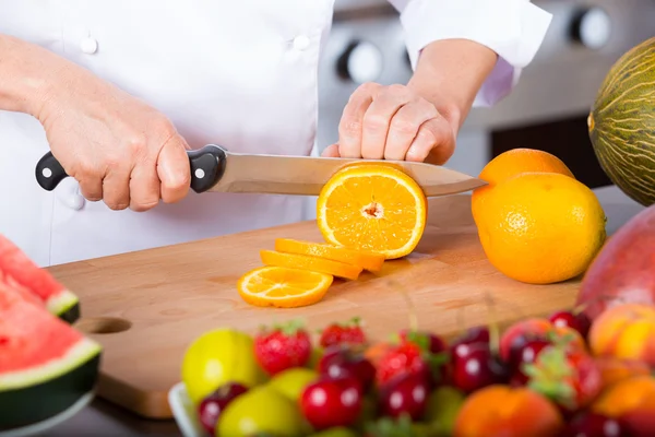 Chef-kok met vruchten — Stockfoto
