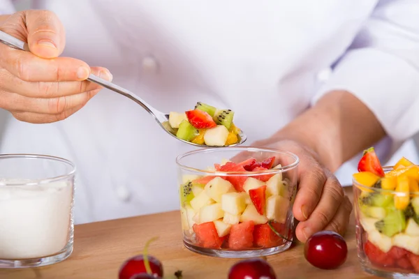 Chef-kok met vruchten — Stockfoto