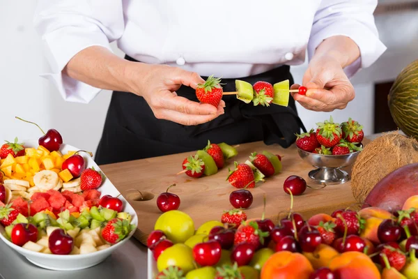 Chef com frutas — Fotografia de Stock