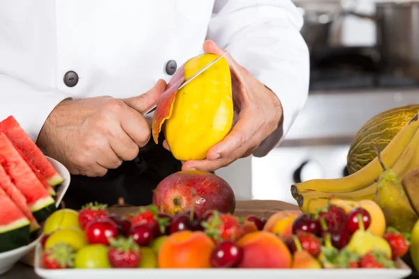 Chef-kok met vruchten — Stockfoto