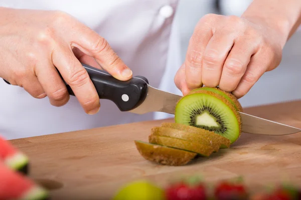 Chef-kok met vruchten — Stockfoto