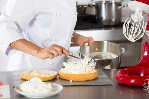 Chef-kok versieren crème — Stockfoto