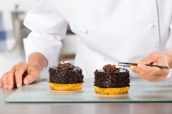 Koch beendet eine Torte — Stockfoto