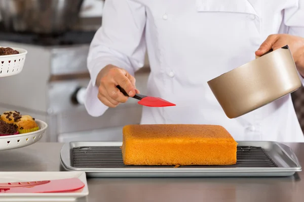 Cocinero pastelero en la cocina — Foto de Stock