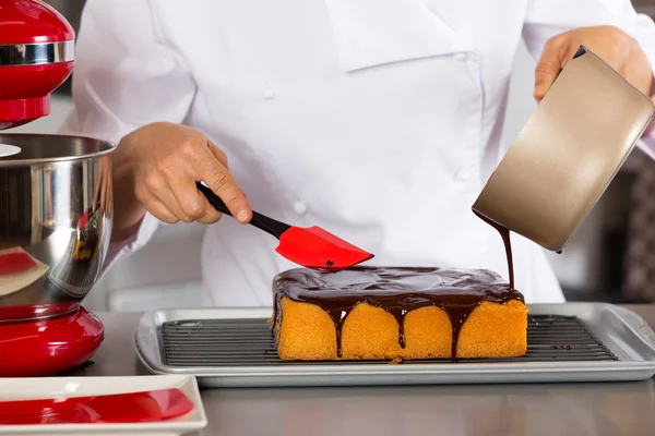 Chef pâtissier dans la cuisine — Photo