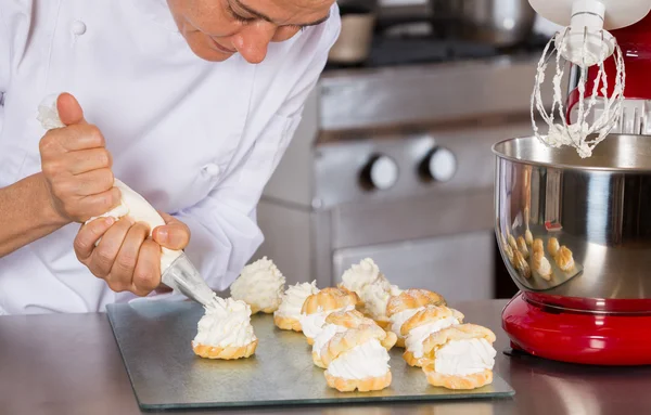 Chef van het gebakje verfraaien — Stockfoto