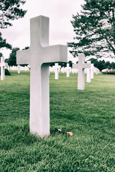 Weiße Kreuze auf amerikanischem Friedhof — Stockfoto