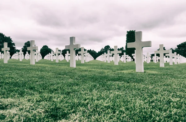 Cruzes brancas no cemitério americano — Fotografia de Stock