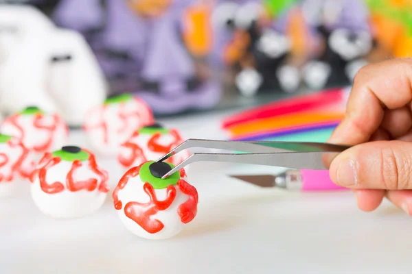 Confectioner with figures of halloween — Stock Photo, Image