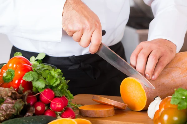 Chef-kok hakken groenten — Stockfoto