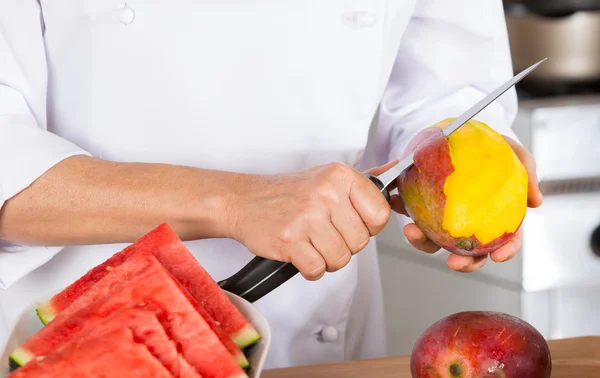 Chef-kok met vruchten — Stockfoto