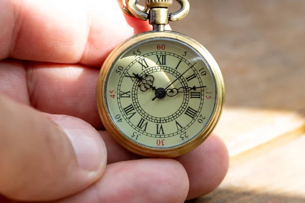 Alte Uhr Die Die Zeit Auf Dem Zeiger Des Besitzers — Stockfoto