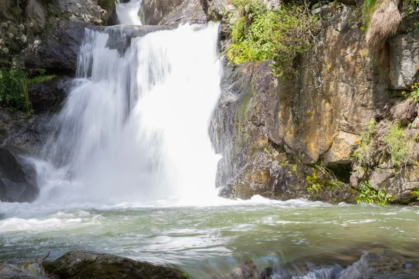 Waterval in de vallei van nuria — Stockfoto