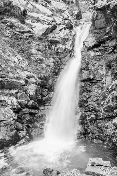 Waterval in de vallei van nuria — Stockfoto