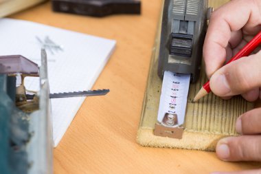 Adımlar atıyor marangoz